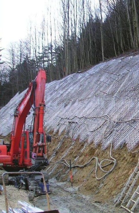Укладка георешётки на откосе